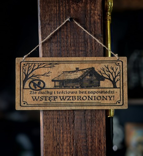 Dekoracyjna grawerowana tabliczka ze słowiańskim napisem  Złe duchy i teściowa bez zapowiedzi – WSTĘP WZBRONIONY” –  ozdoba do domu inspirowana folklorem i słowiańskim humorem.
