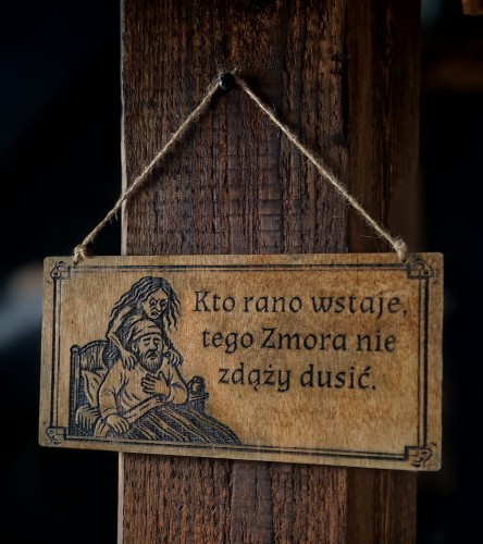 Tabliczka „Kto rano wstaje, tego zmora nie zdąży dusić”