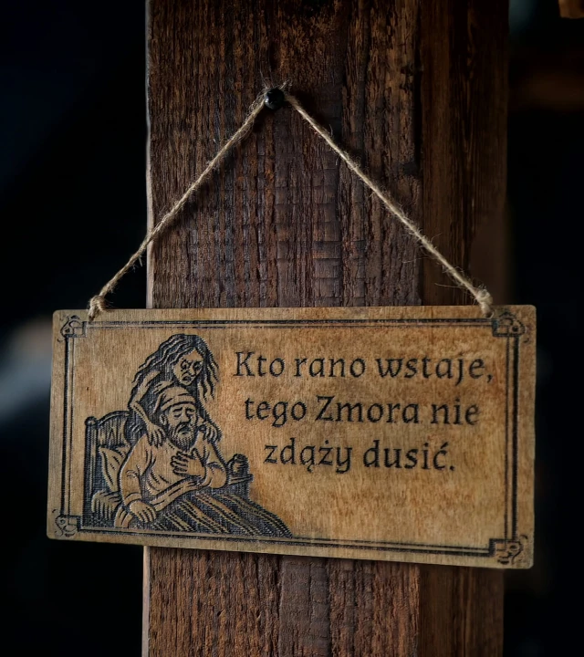 Tabliczka „Kto rano wstaje, tego zmora nie zdąży dusić”