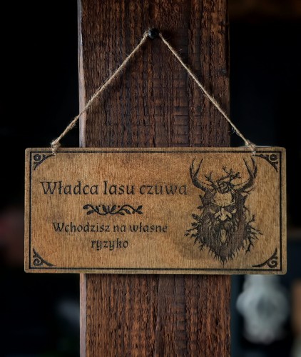Tabliczka „Władca lasu czuwa. Wchodzisz na własne ryzyko”