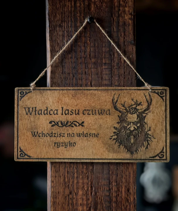 Tabliczka „Władca lasu czuwa. Wchodzisz na własne ryzyko”