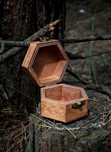 Szkatułka sześciokątna o wymiarach 7 cm × 6 cm, wysokość 4,5 cm, z grawerem łapy niedźwiedzia – motywu o silnej symbolice natury i wewnętrznej mocy.