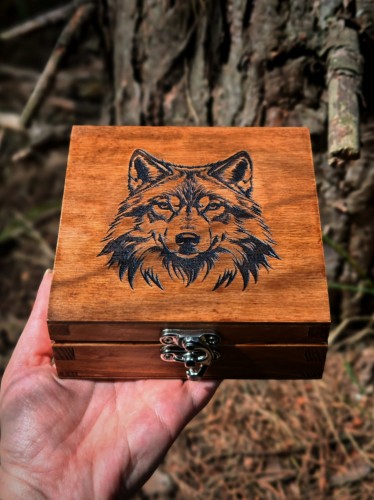 Drewniana szkatułka z wypalanym wilkiem na wieczku i bordowym, miękkim wnętrzem. Idealna na biżuterię, amulety, kamienie i osobiste drobiazgi.